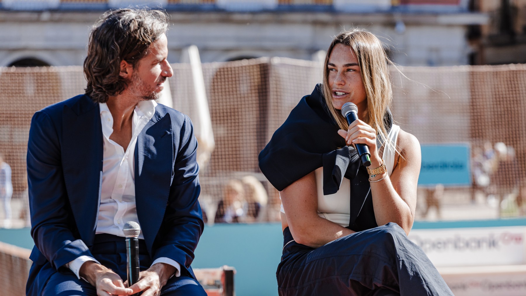 Aryna Sabalenka, junto a Feliciano López en la presentación del Mutua Madrid Open. (Europa Press)
