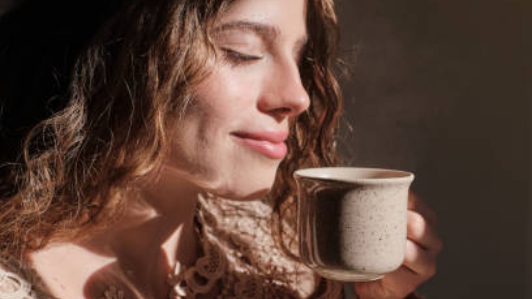 Mujer con una taza de té.