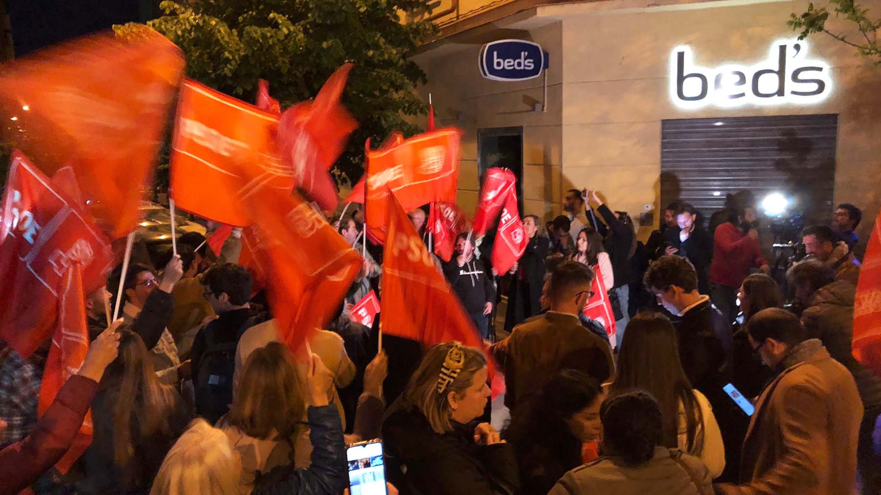 Manifestación en Ferraz en apoyo de Pedro Sánchez. (Foto: EP)