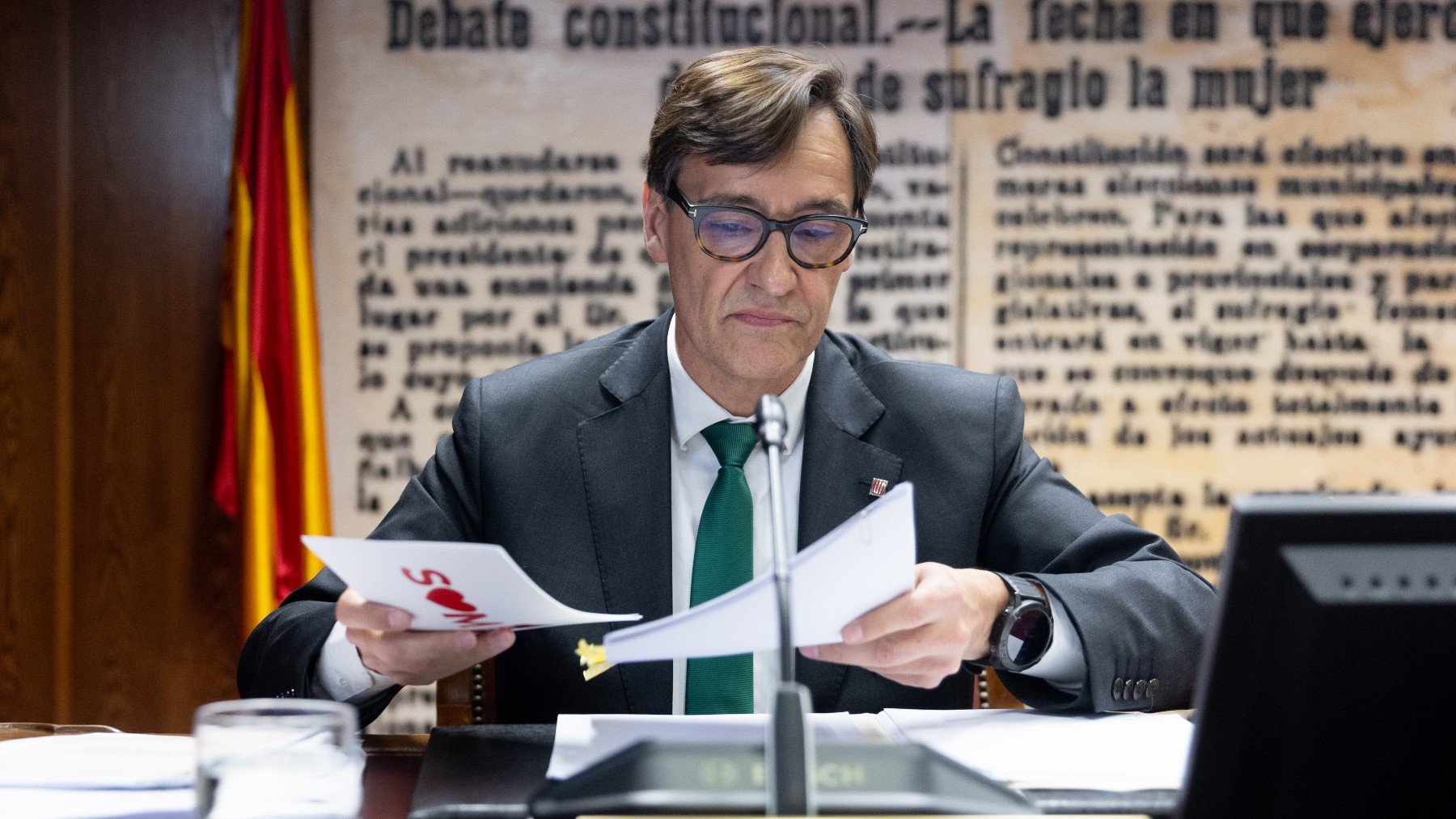 Illa en el Senado con una hoja del PSC. (Foto: EP)