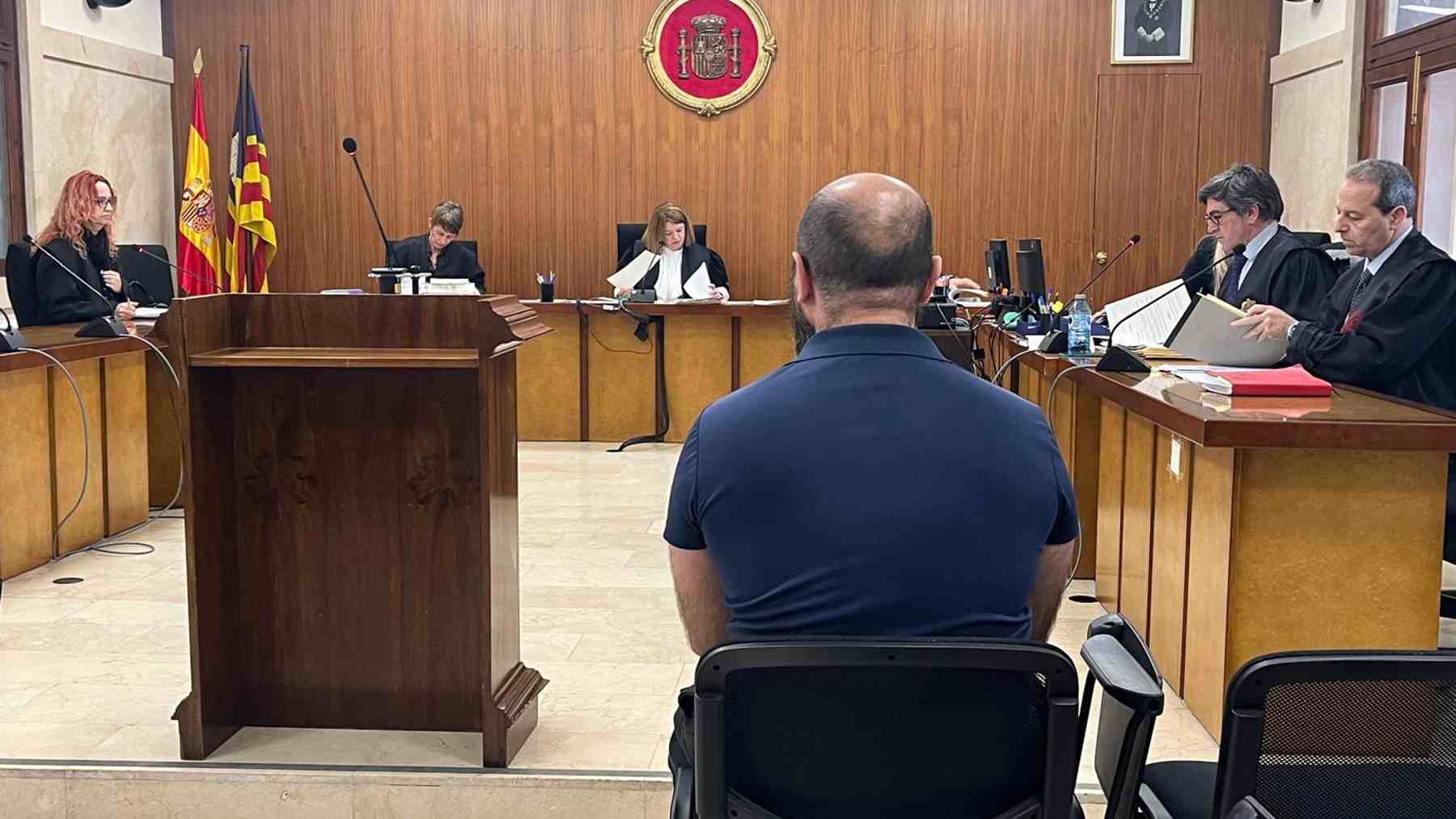 El acusado de abusos sexuales a su hija en Palma, sentado para el juicio en la Audiencia Provincial. EUROPA PRESS