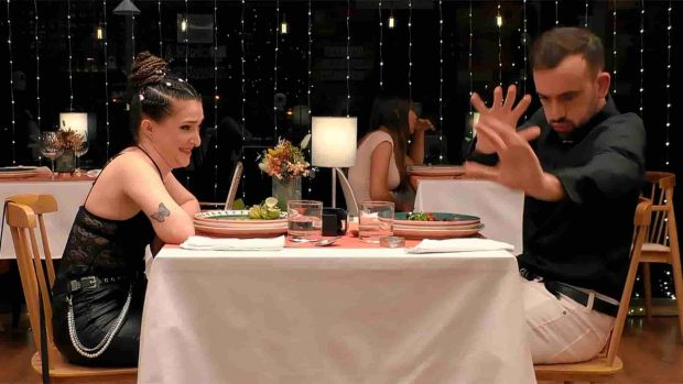 Leticia y Genís en 'First Dates'. (Mediaset)