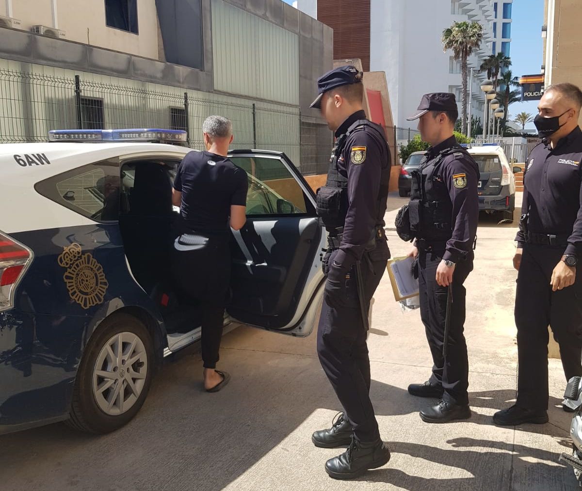 Detenidos dos hombres por pegar a varias víctimas para robarles en Playa de Palma.