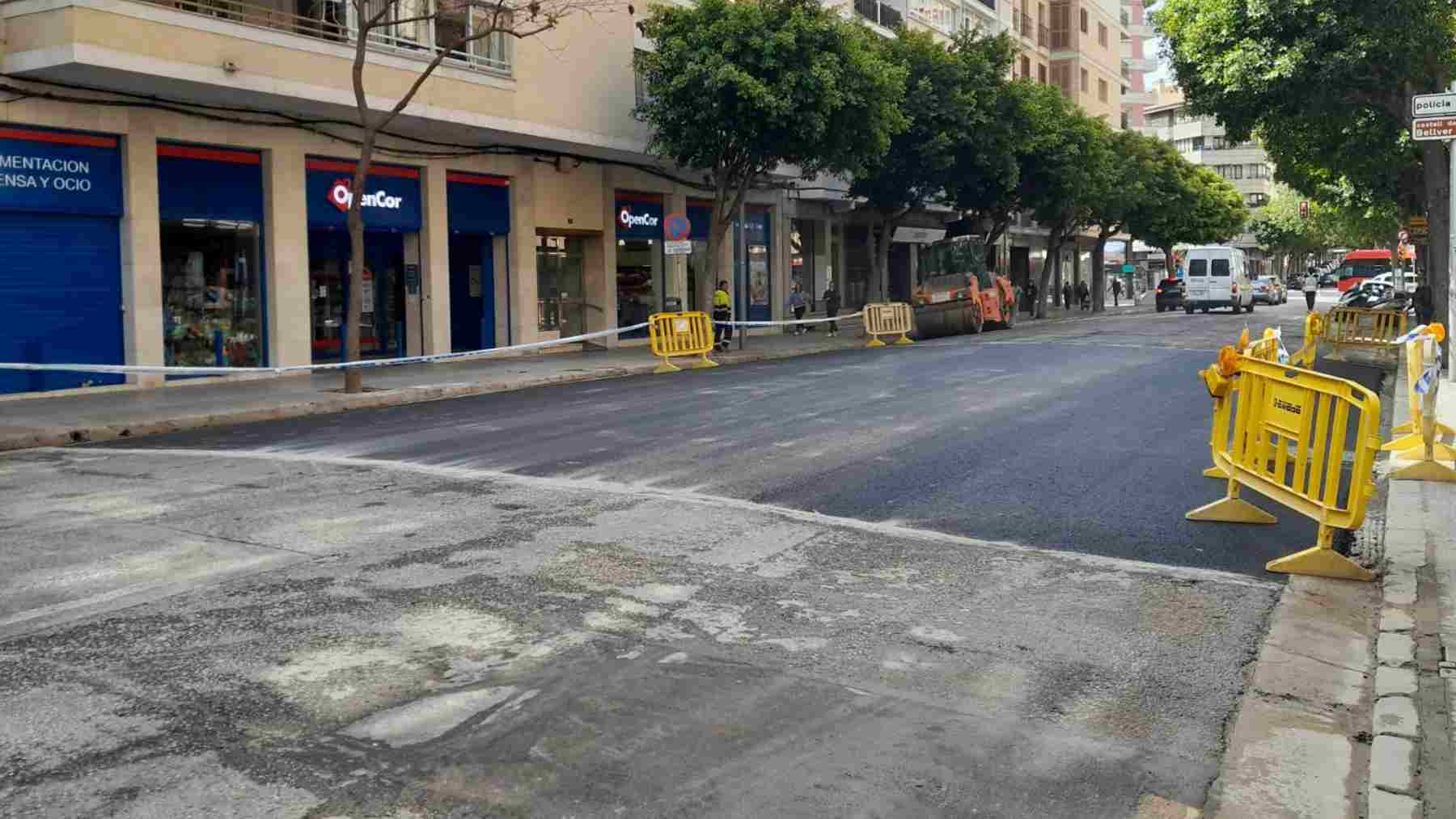 Se reabre al tráfico la calle Ramón y Cajal tras asfaltar la zona después de repararse la tubería.