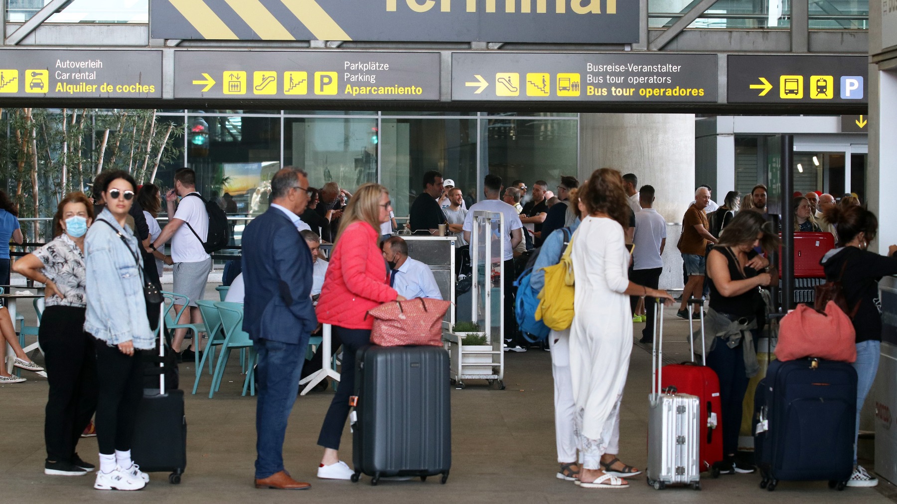Pasajeros hacen cola en el aeropuerto de Málaga. (Foto: EP)