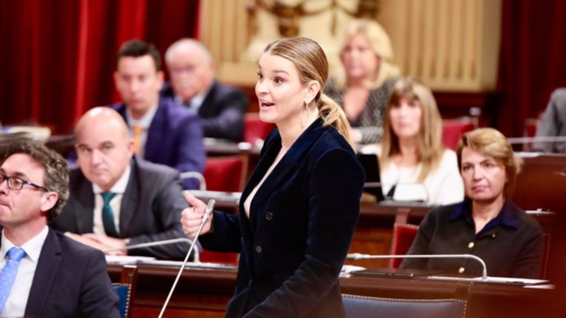 Marga Prohens durante el pleno del Parlament hablando del ‘caso Porsell’.