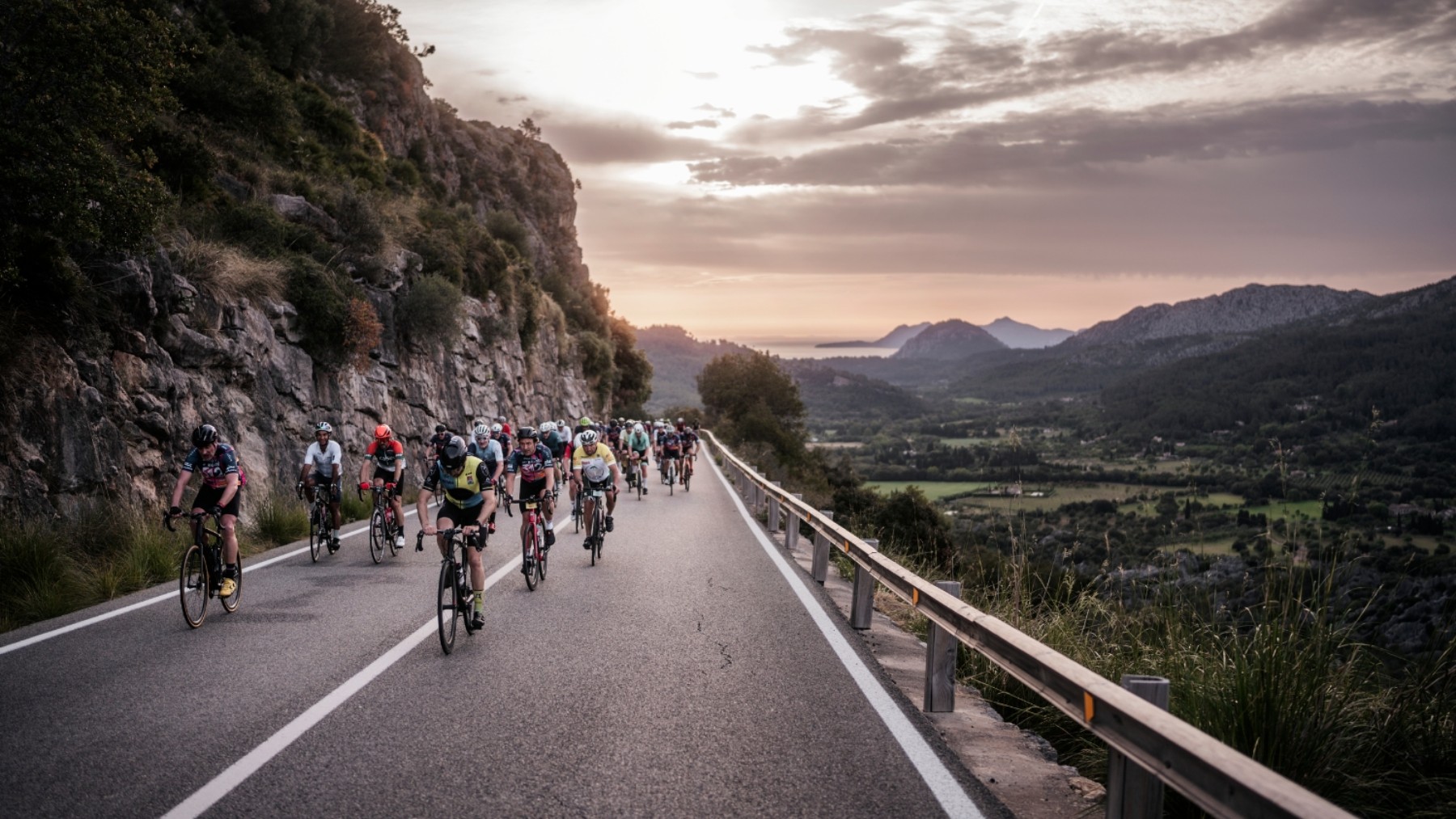 Los ciclistas, en pleno ascenso por la serra de Tramuntana.