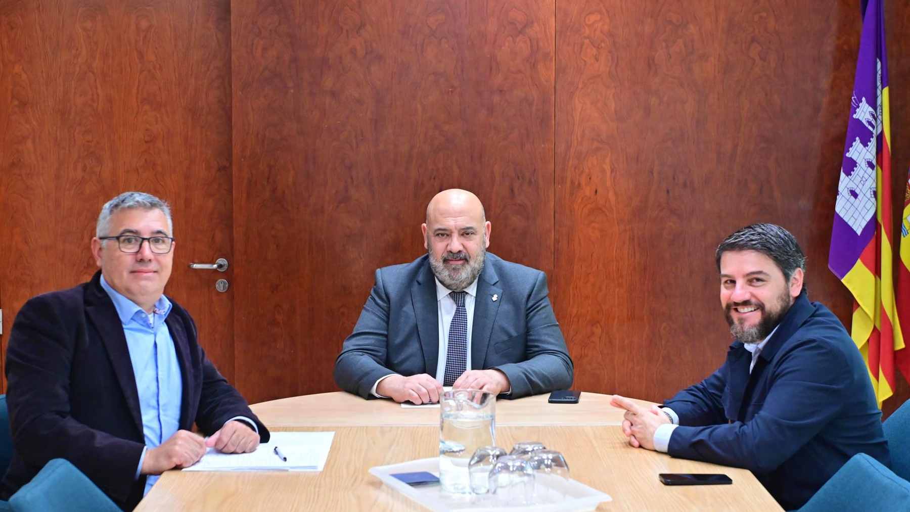 Pedro Oliver, con el alcalde de Palma, Jaime Martínez, y el concejal Javier Bonet.