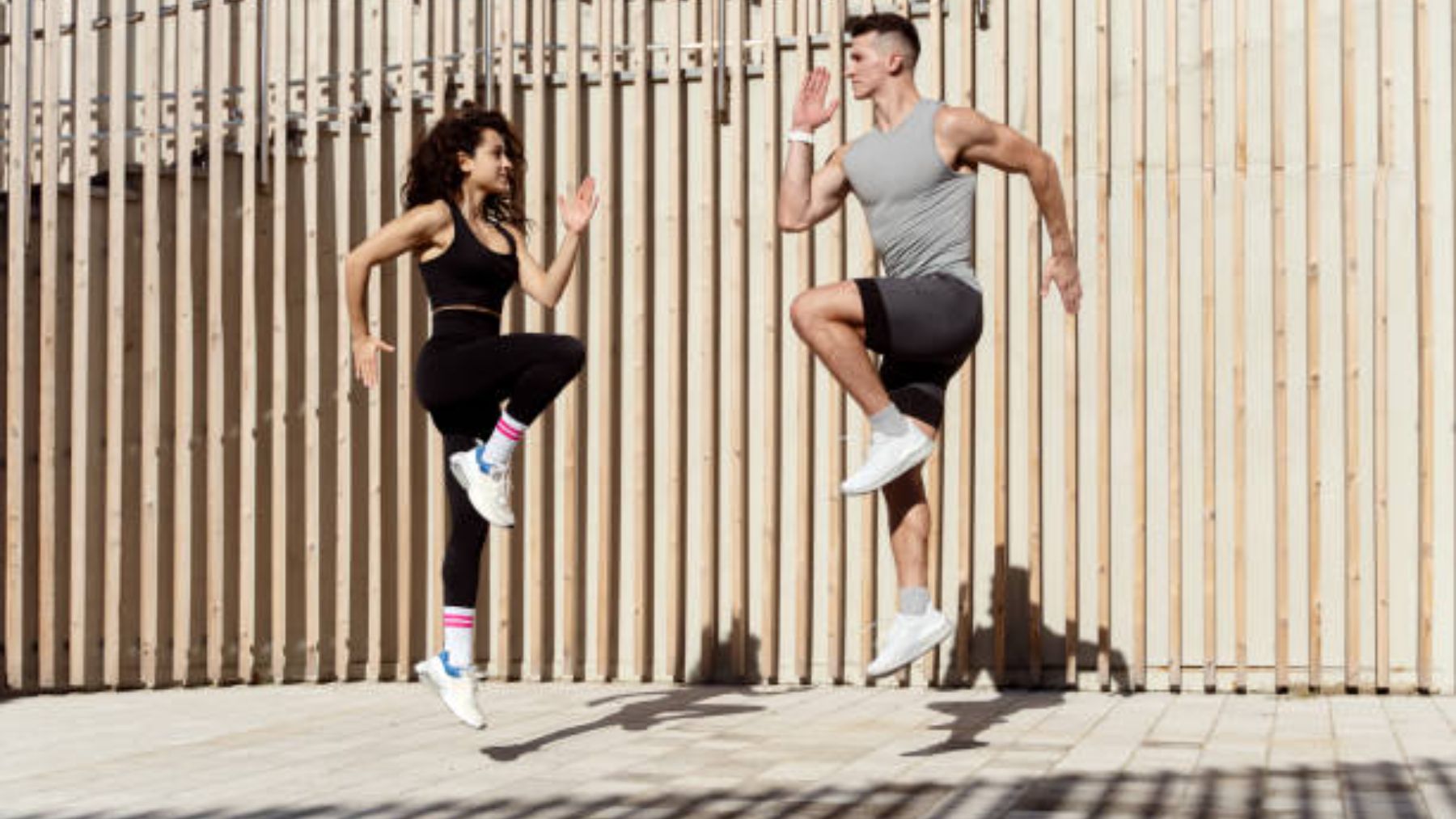 Hombre y mujer entrenando.