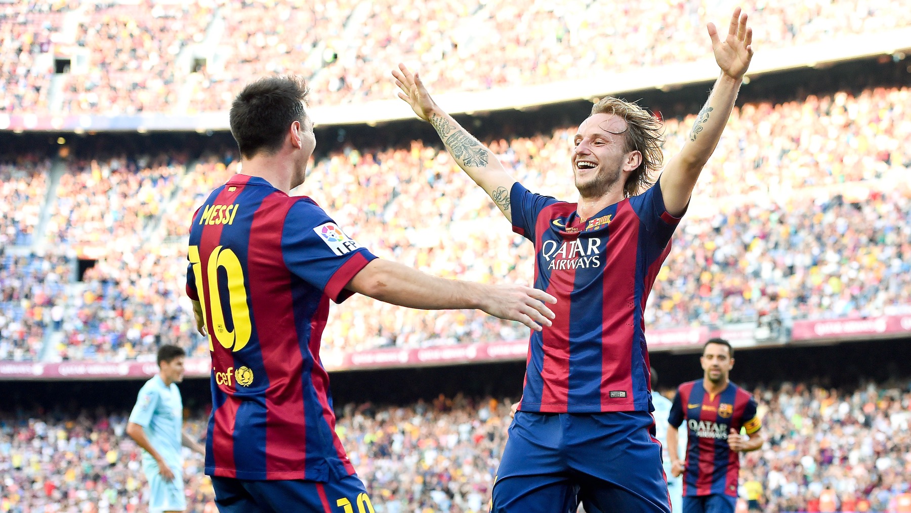 Leo Messi e Ivan Rakitic celebran un gol con el Barcelona. (Getty)