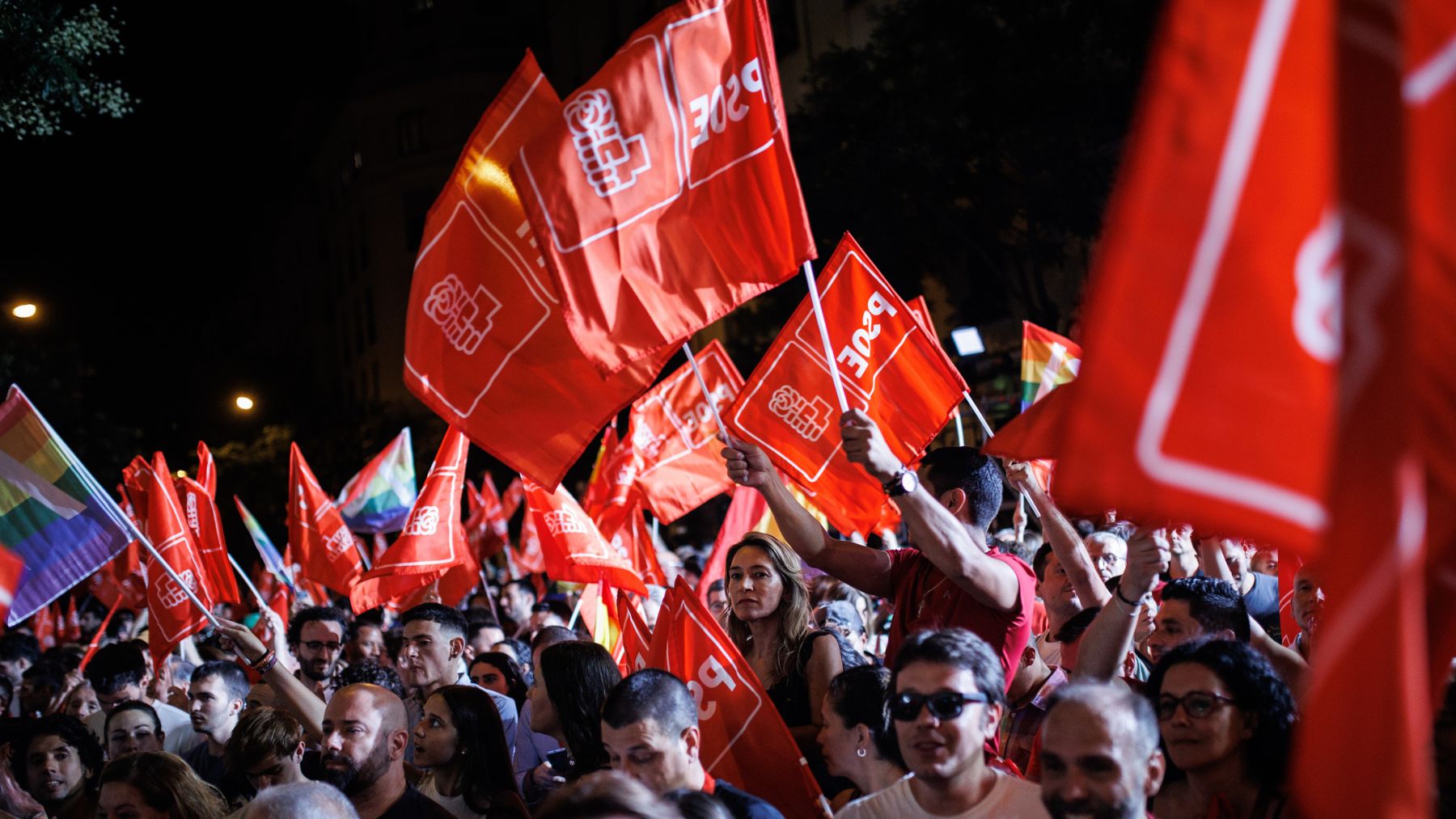 Simpatizantes socialistas frente a la sede de Ferraz. (Foto: EP)