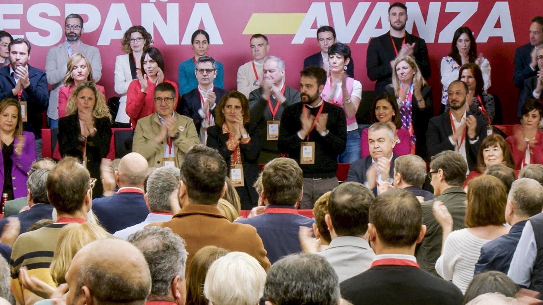 El Comité Federal del PSOE, en pie, aplaudiendo a Sánchez y Begoña Gómez.