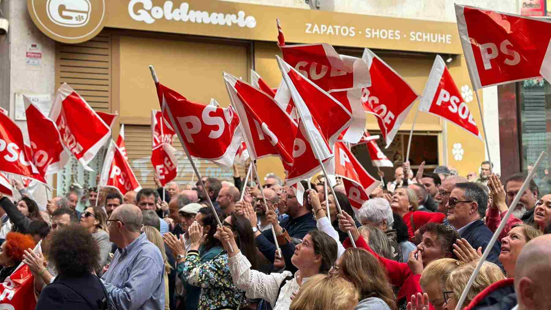 Simpatizantes socialistas frente a la sede del PSOE en Palma.
