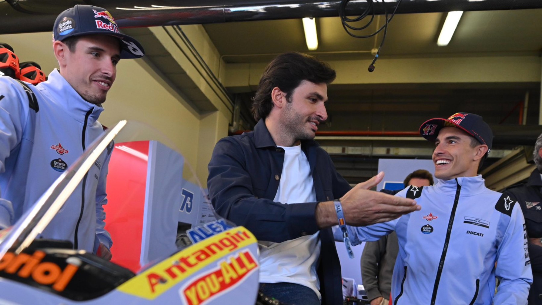 Carlos Sainz estuvo con los hermanos Márquez en Jerez. (Gresini Racing)