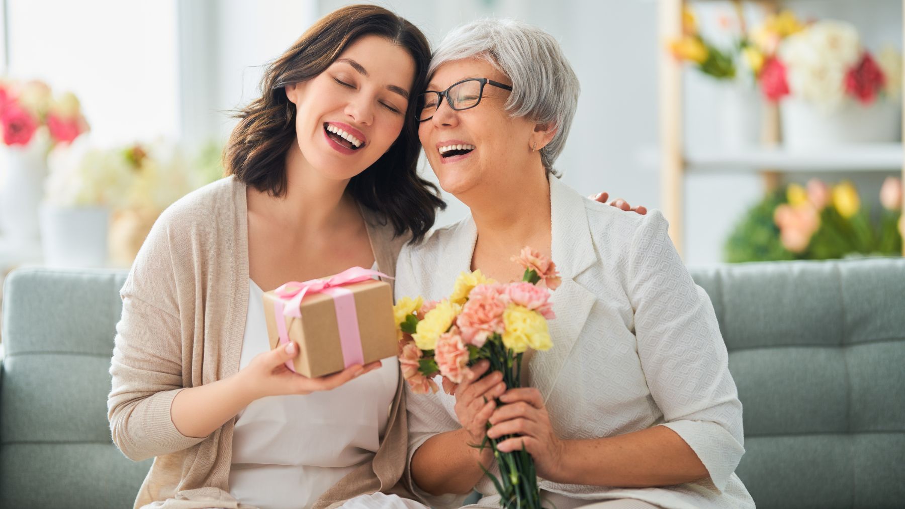 Madre e hija compartiendo regalos.