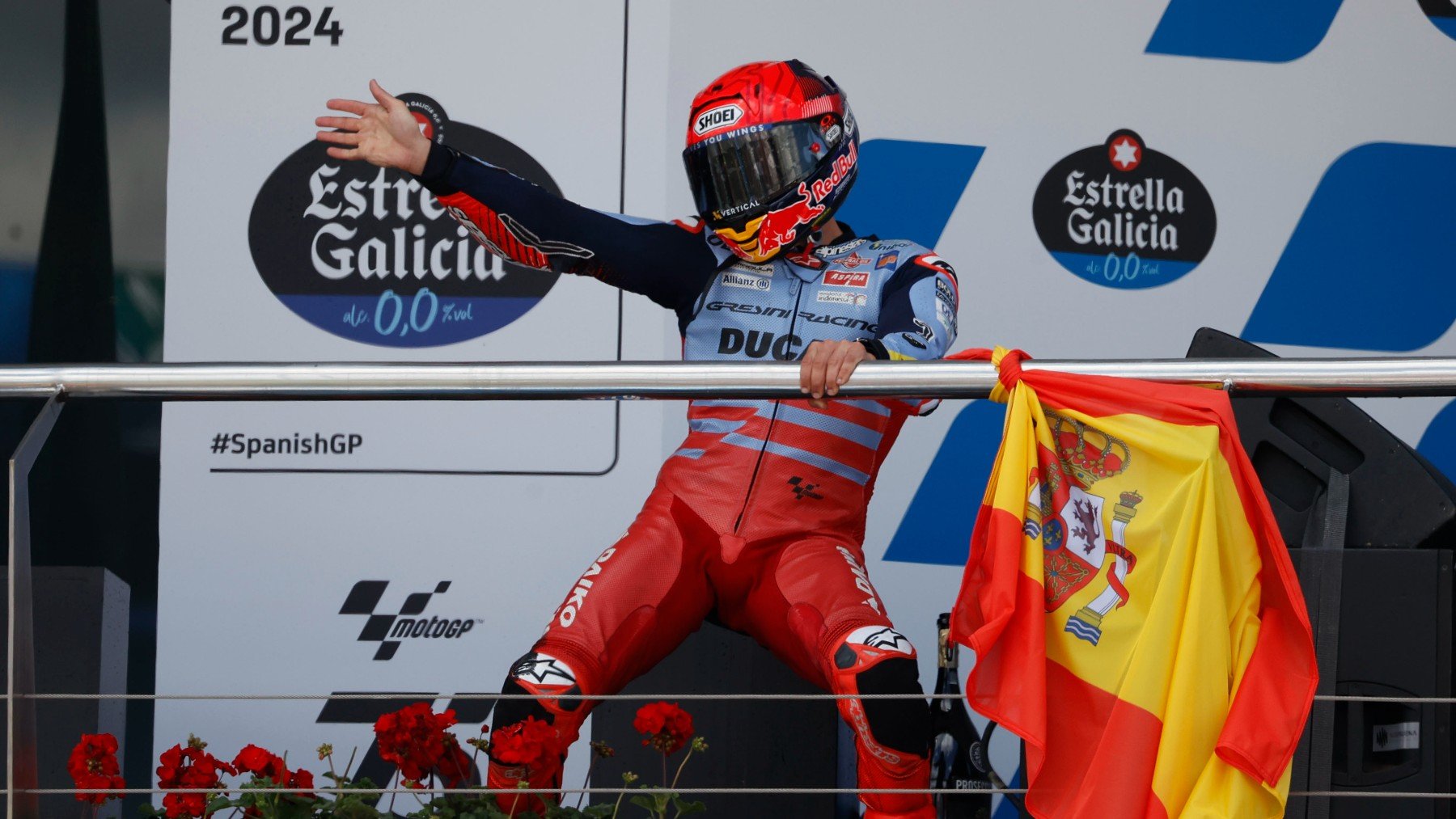Marc Márquez bailando en el podio del GP de España de MotoGP. (EFE)