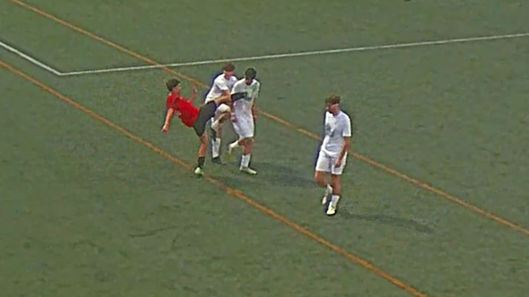 Un jugador juvenil del Serverense agrede con una patada en el cuello a un rival. (EivoTV)