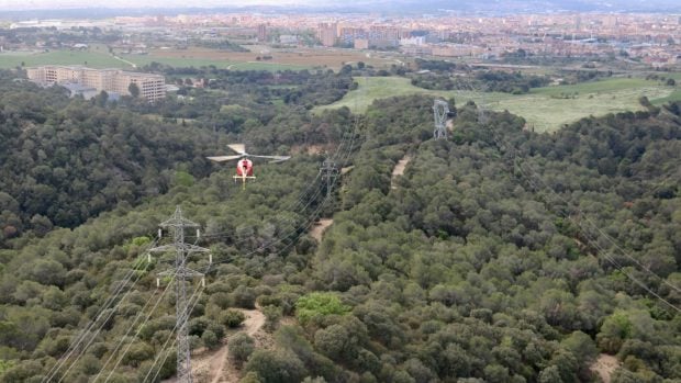 Revisión de red eléctrica con helicóptero