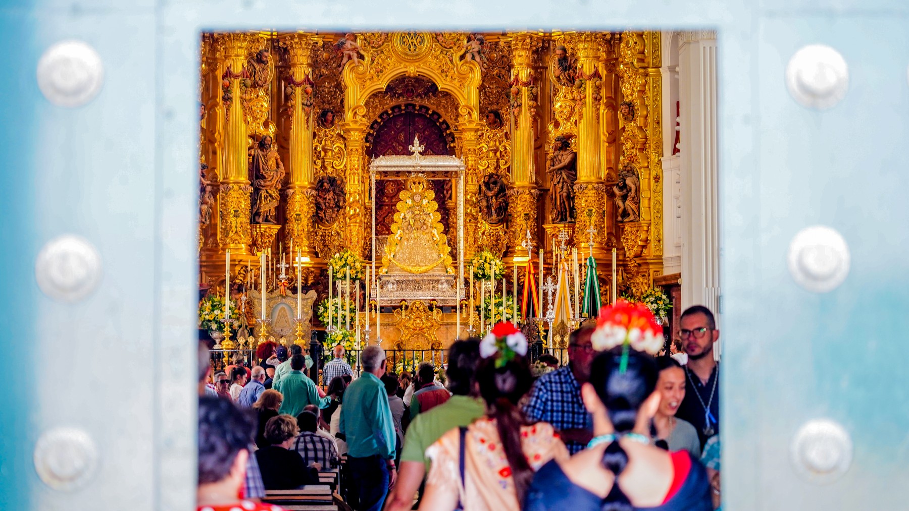 Interior del Santuario Nuestra Señora del Rocío donde se encuentra la imagen de su titular. (Foto: EP)