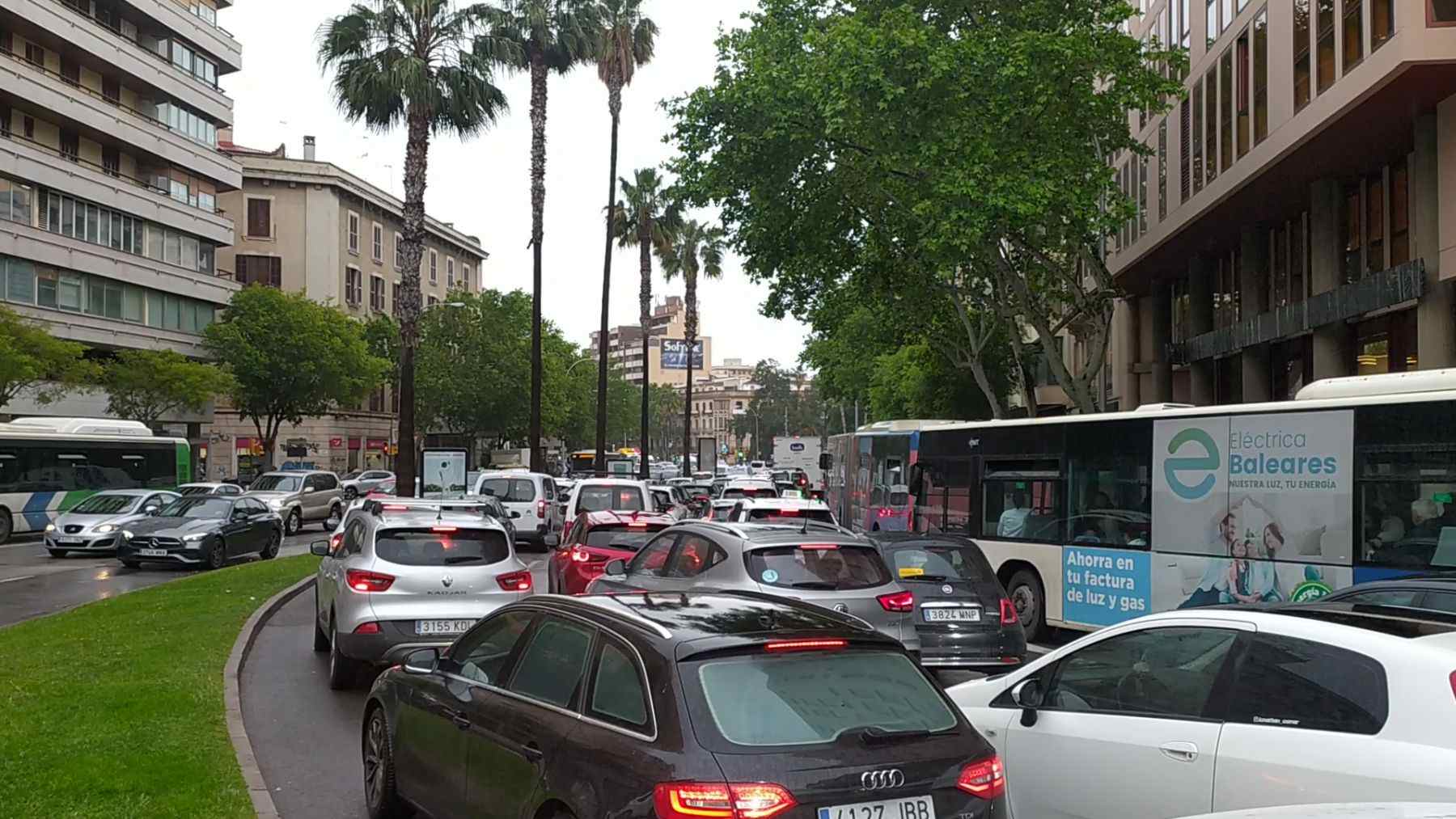 Colapso de tráfico en las Avenidas de Palma.
