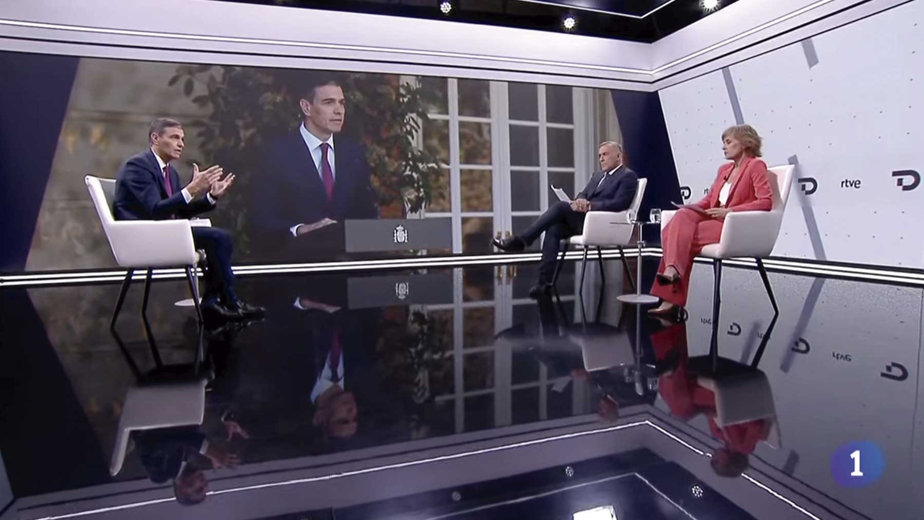 Xabier Fortes, Marta Carazo y Pedro Sánchez en la entrevista en TVE.