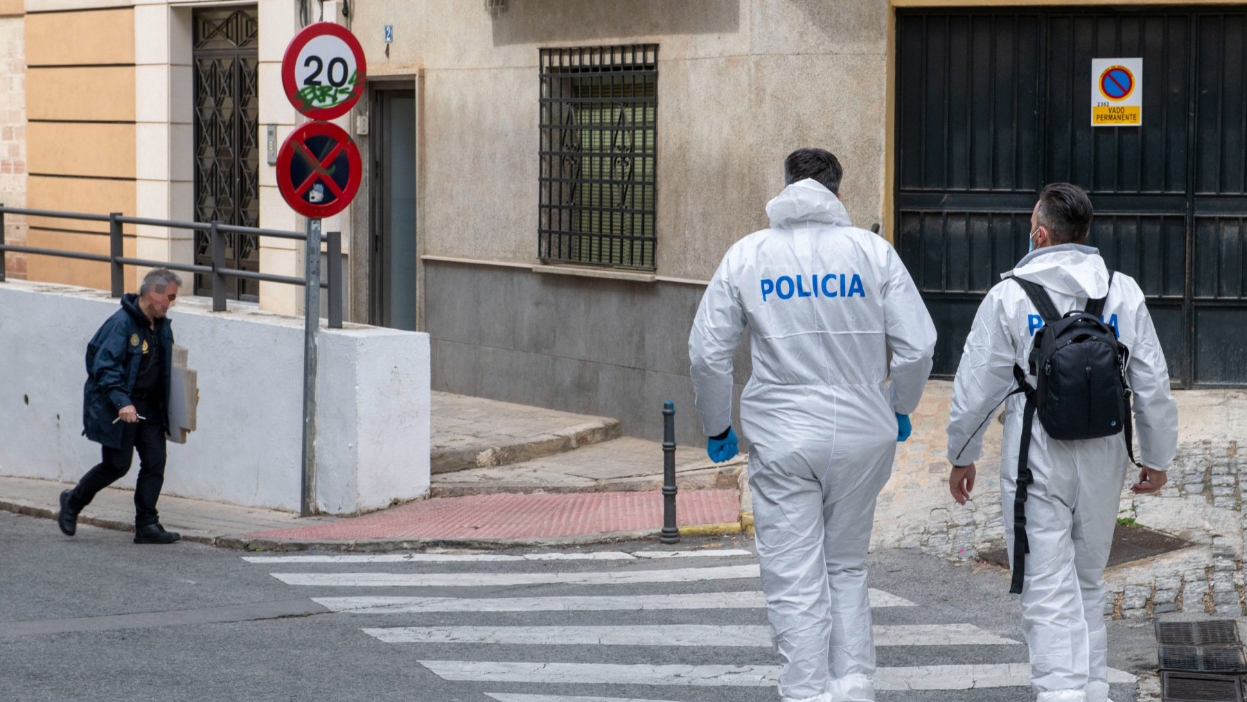 La Policía Científica se dirige a la vivienda de Jaén donde se ha encontrado el cadáver del niño. (Foto: EFE)