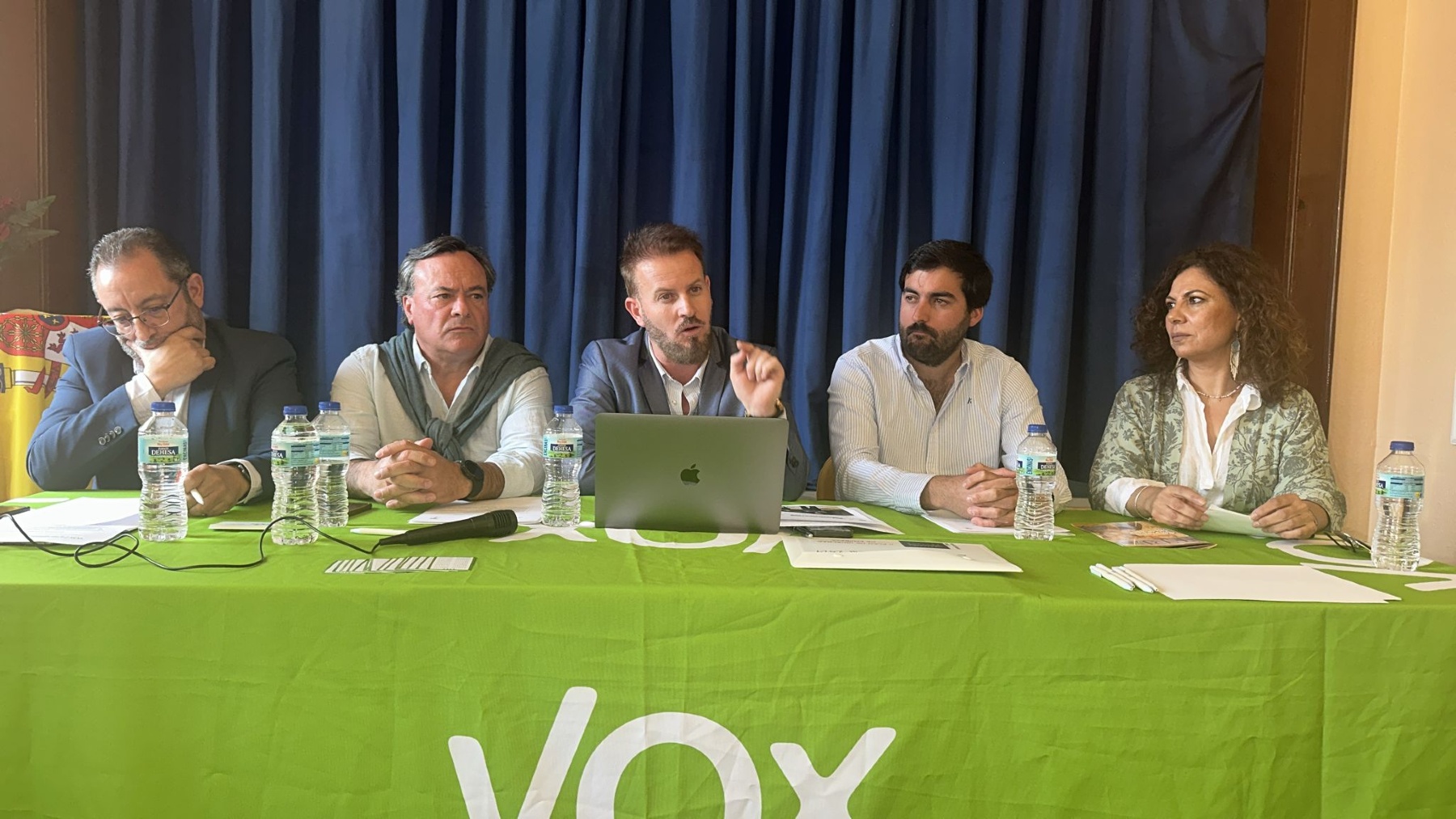 Adrián Trashorras, portavoz de Vox en Dos Hermanas, en el centro de la imagen.