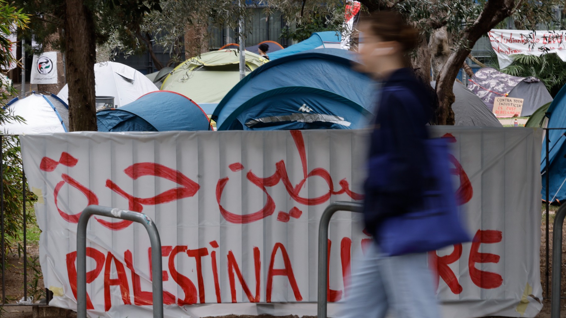 Acampada en la Universidad de Valencia en apoyo a Palestina. (Foto: EFE)