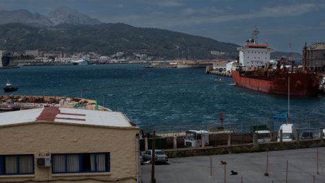 Vista de una barrera que separa el barco que ha vertido miles de litros de fueloil en el puerto de Ceuta