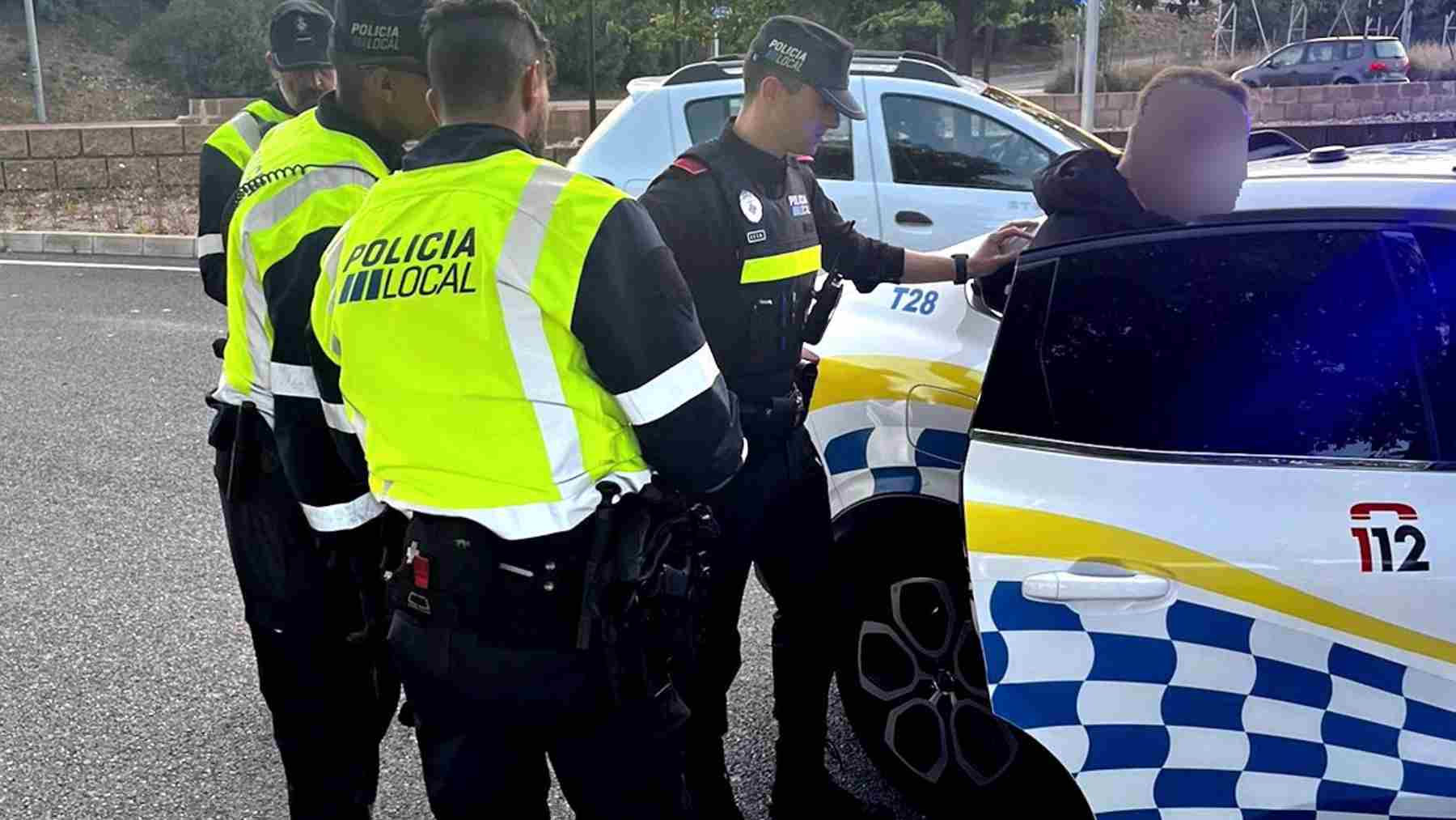 Agentes de la Policía Local de Palma detienen a un hombre al que encontraron marihuana.