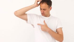 Trucos infalibles para eliminar las manchas de sudor de tus camisetas blancas
