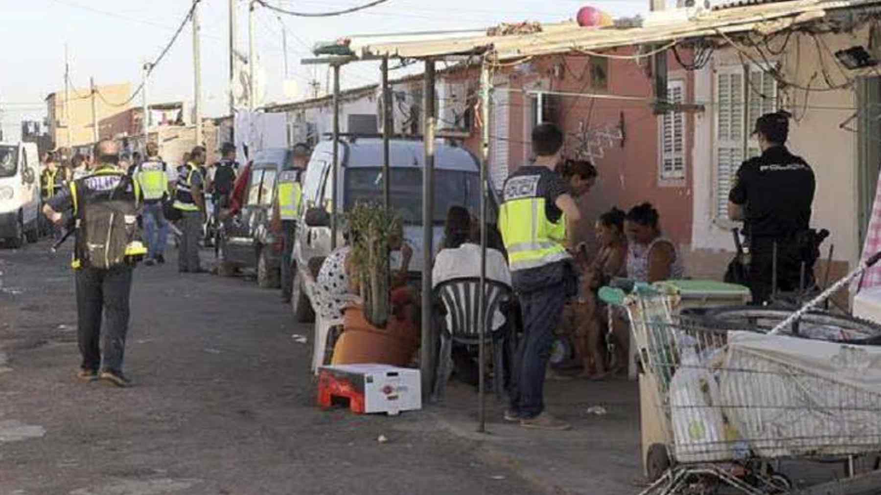 Operación policial en el poblado de Son Banya en Palma.