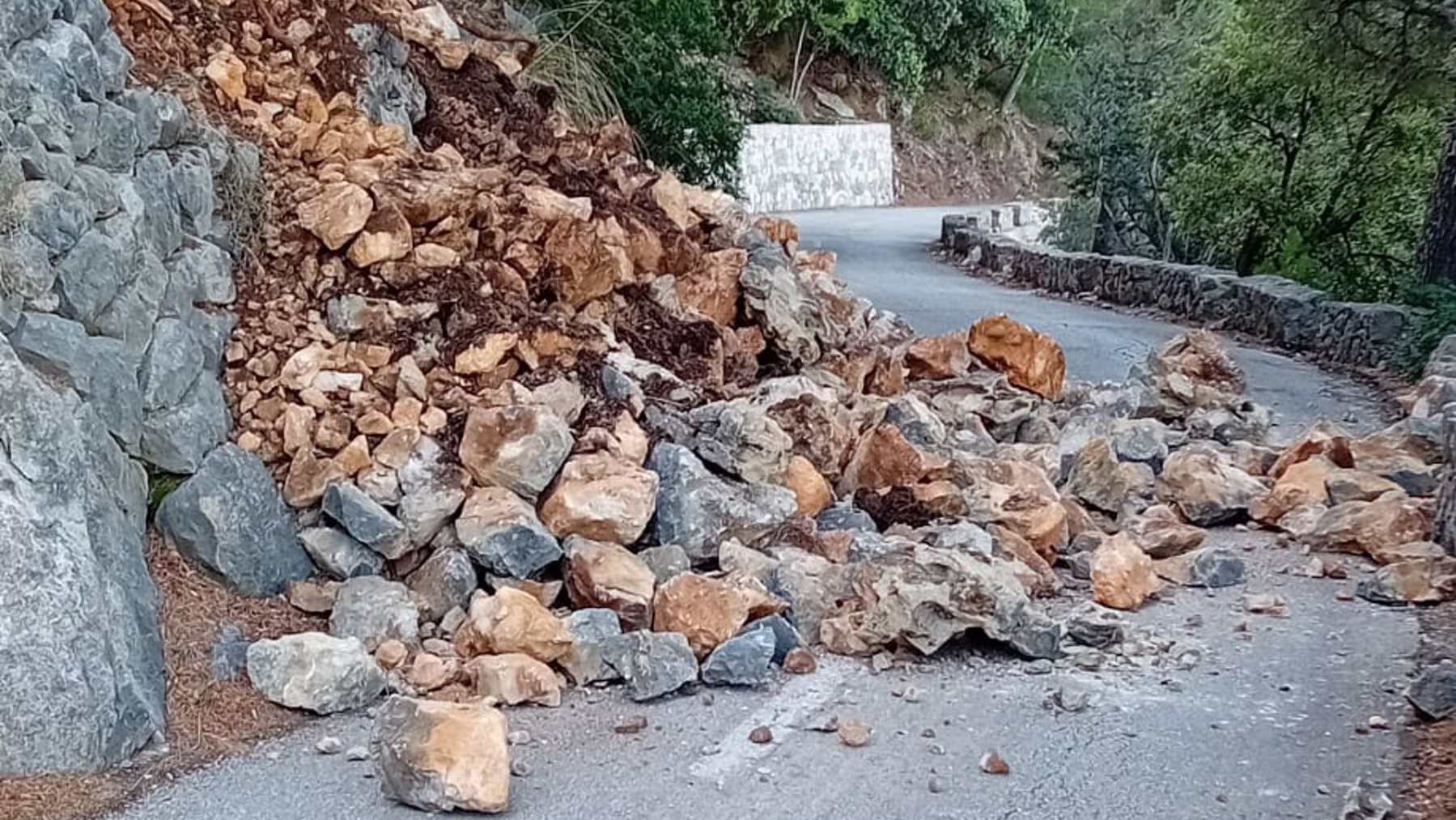Carretera de Valldemossa cortada por un desprendimiento.