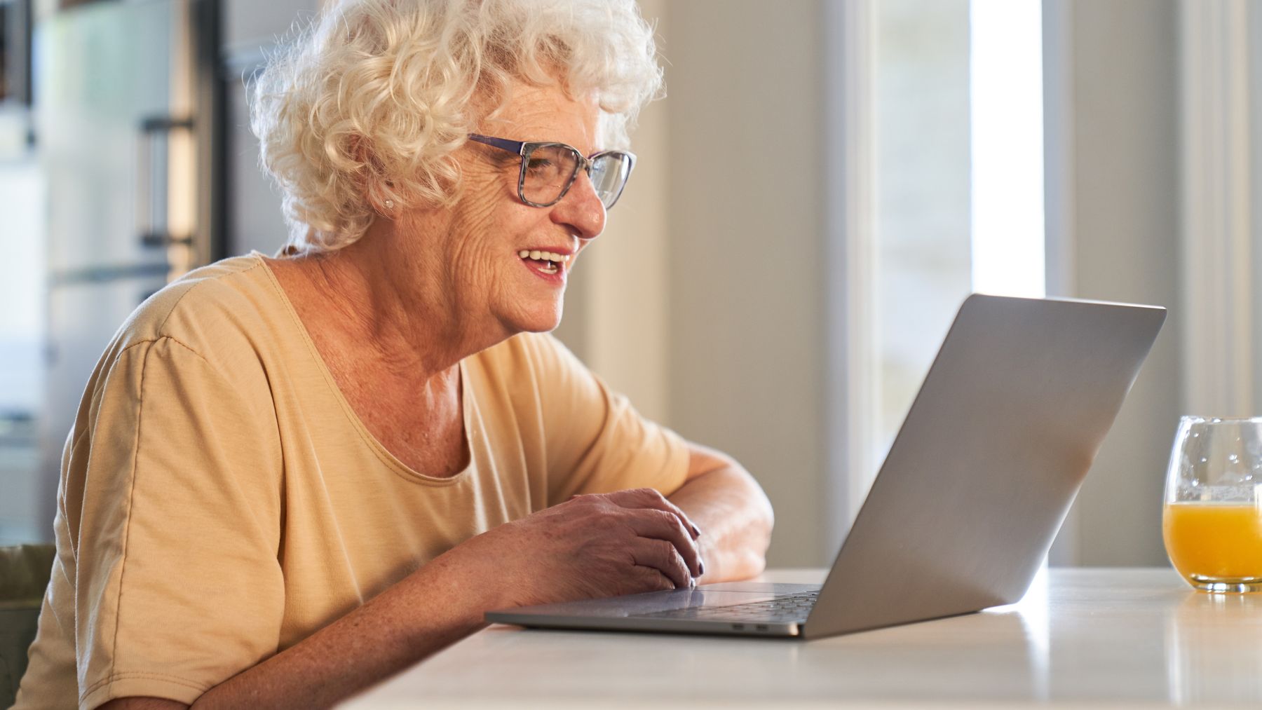 Mujer con un ordenador portátil.