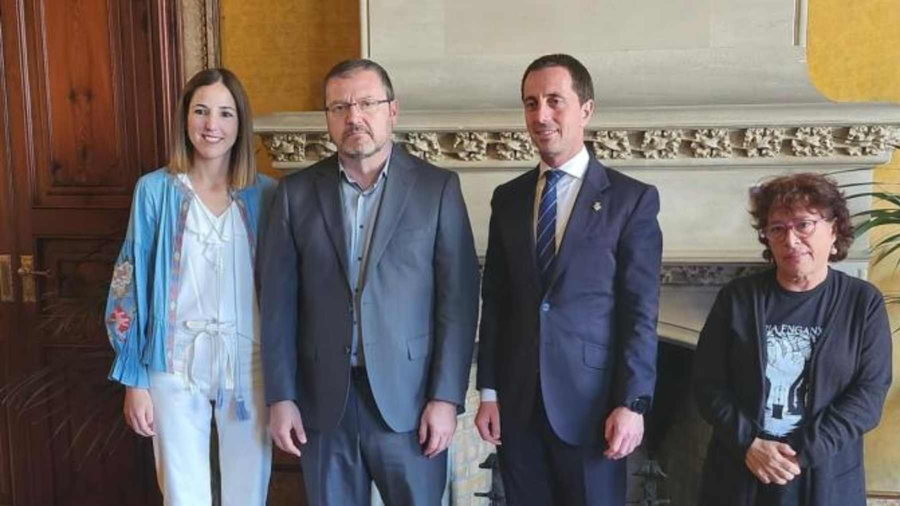 El presidente del Consell de Mallorca del PP, LLorenç Galmés, con la dirección de la Obra Cultural Balear (OCB).