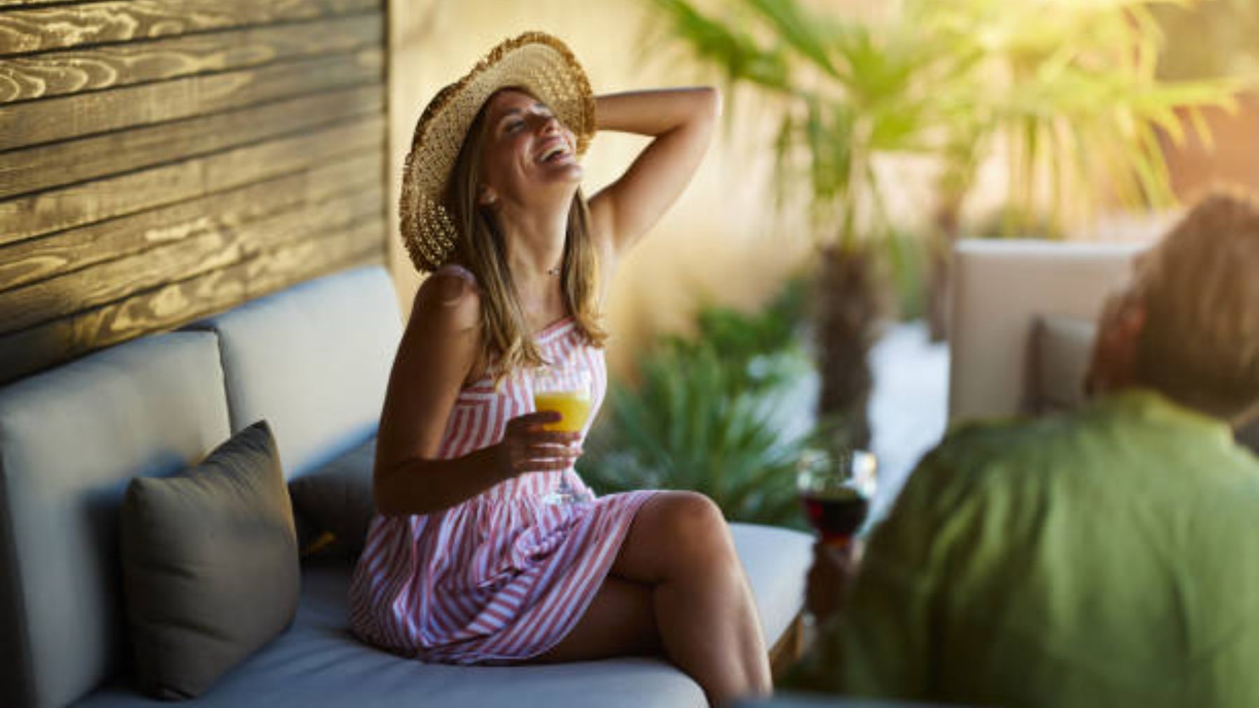 Mujer riendo en una terraza.