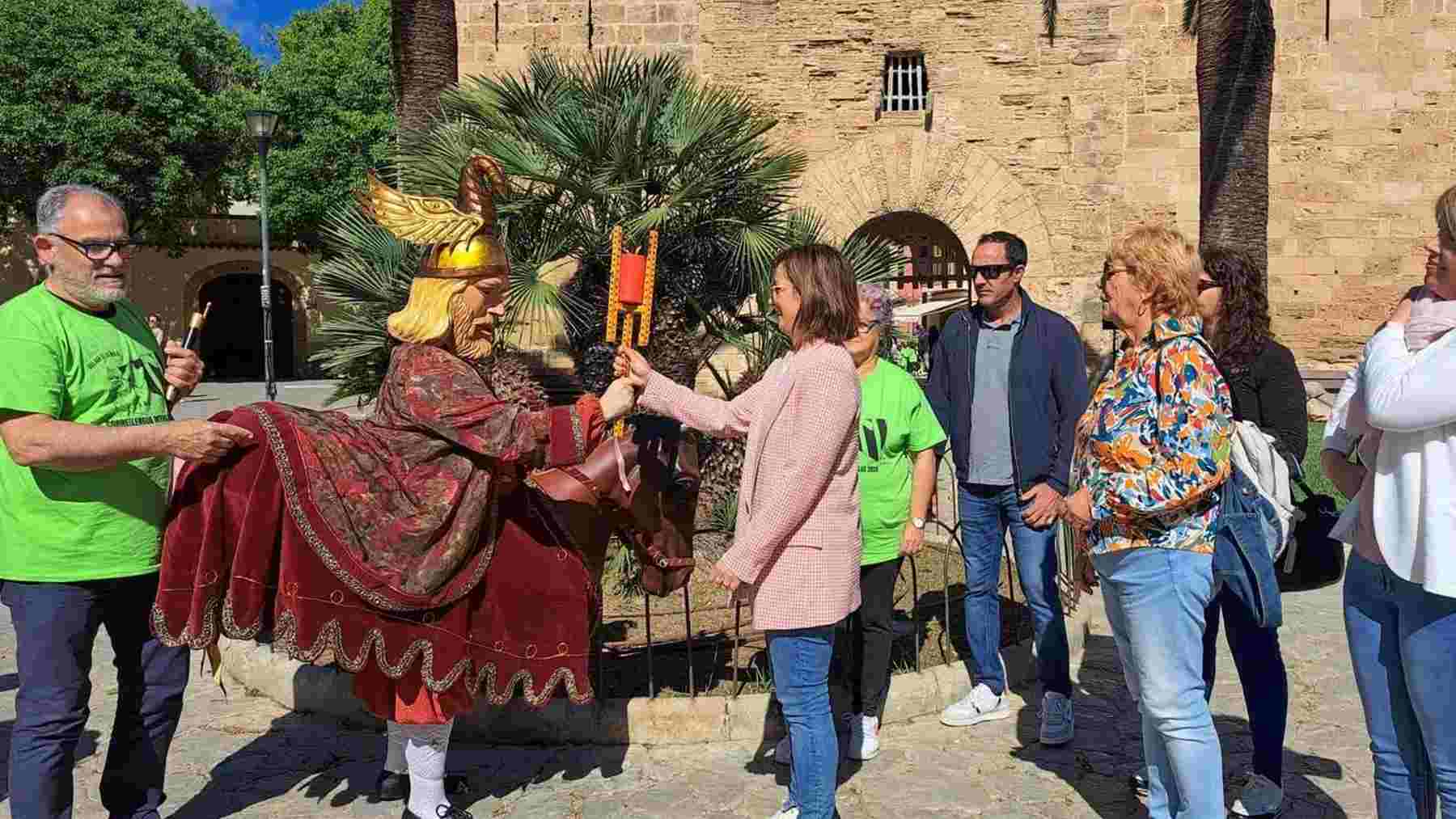 La alcaldesa del PP en Alcudia (Mallorca), Josefina Linares, recibe al ‘correllengua’.
