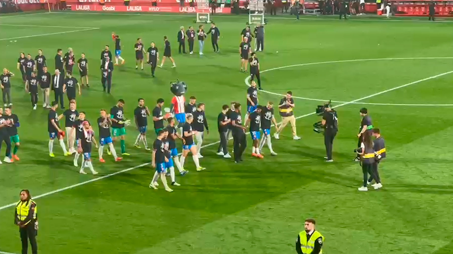 Los jugadores del Girona celebran la clasificación para la Champions.