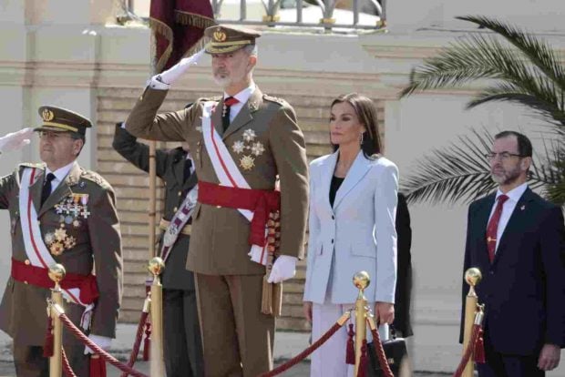 Rey Felipe jura de bandera