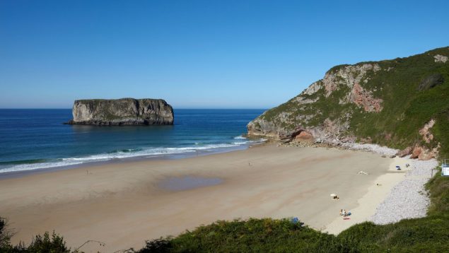 Muy cerca de Llanes está una de las playas más bonitas y desconocidas de España