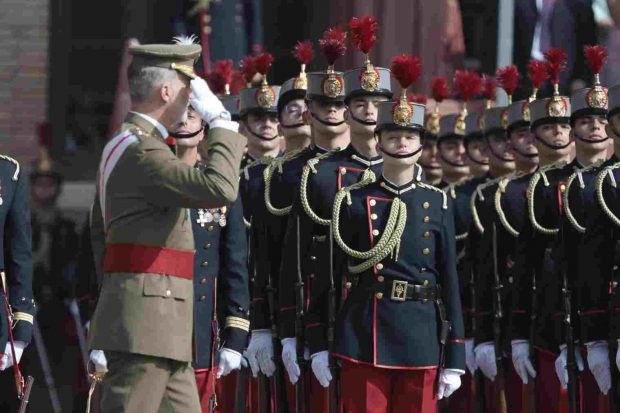 Rey Felipe jura de bandera