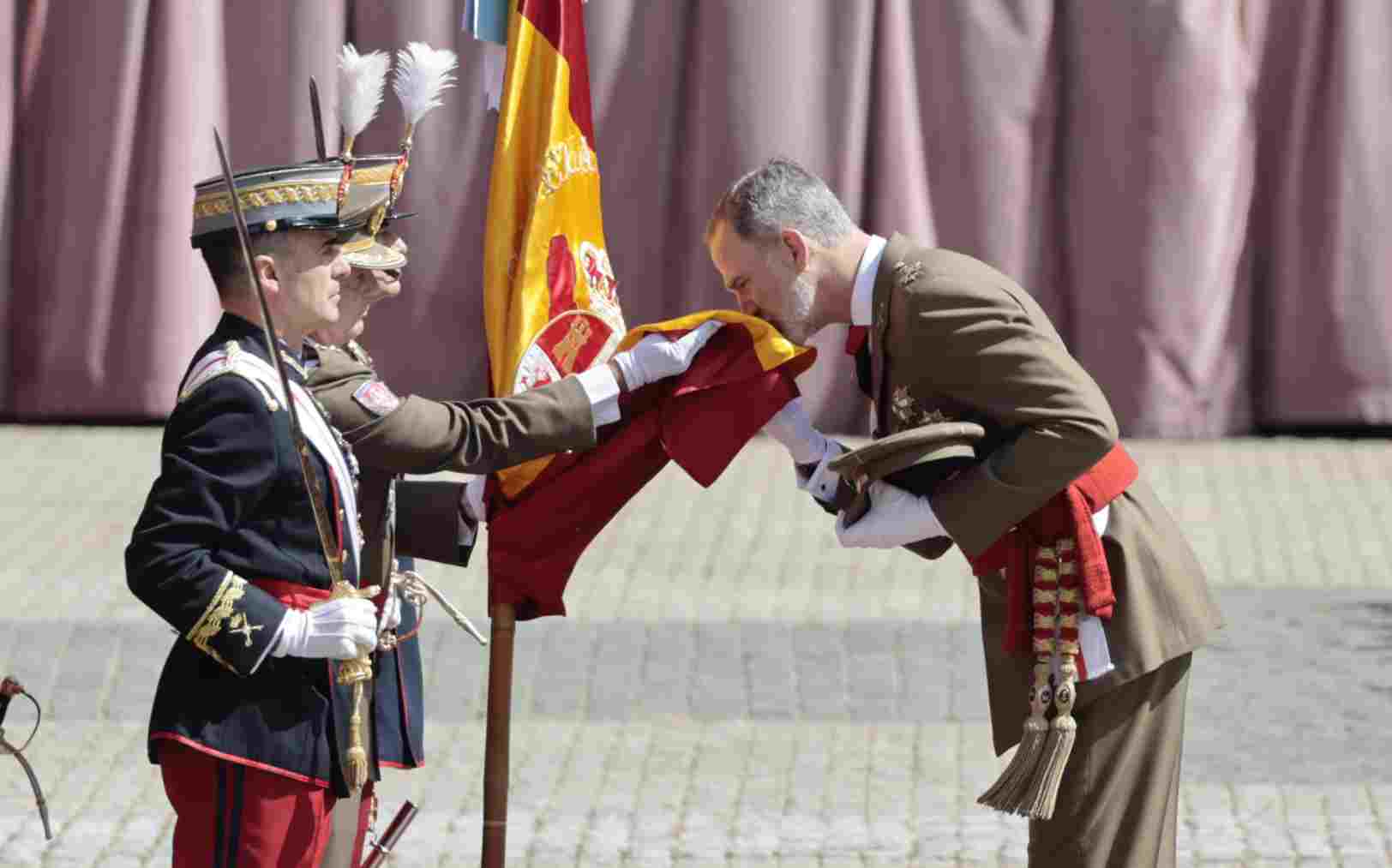 El Rey Felipe VI jura la bandera. (Foto Gtres)