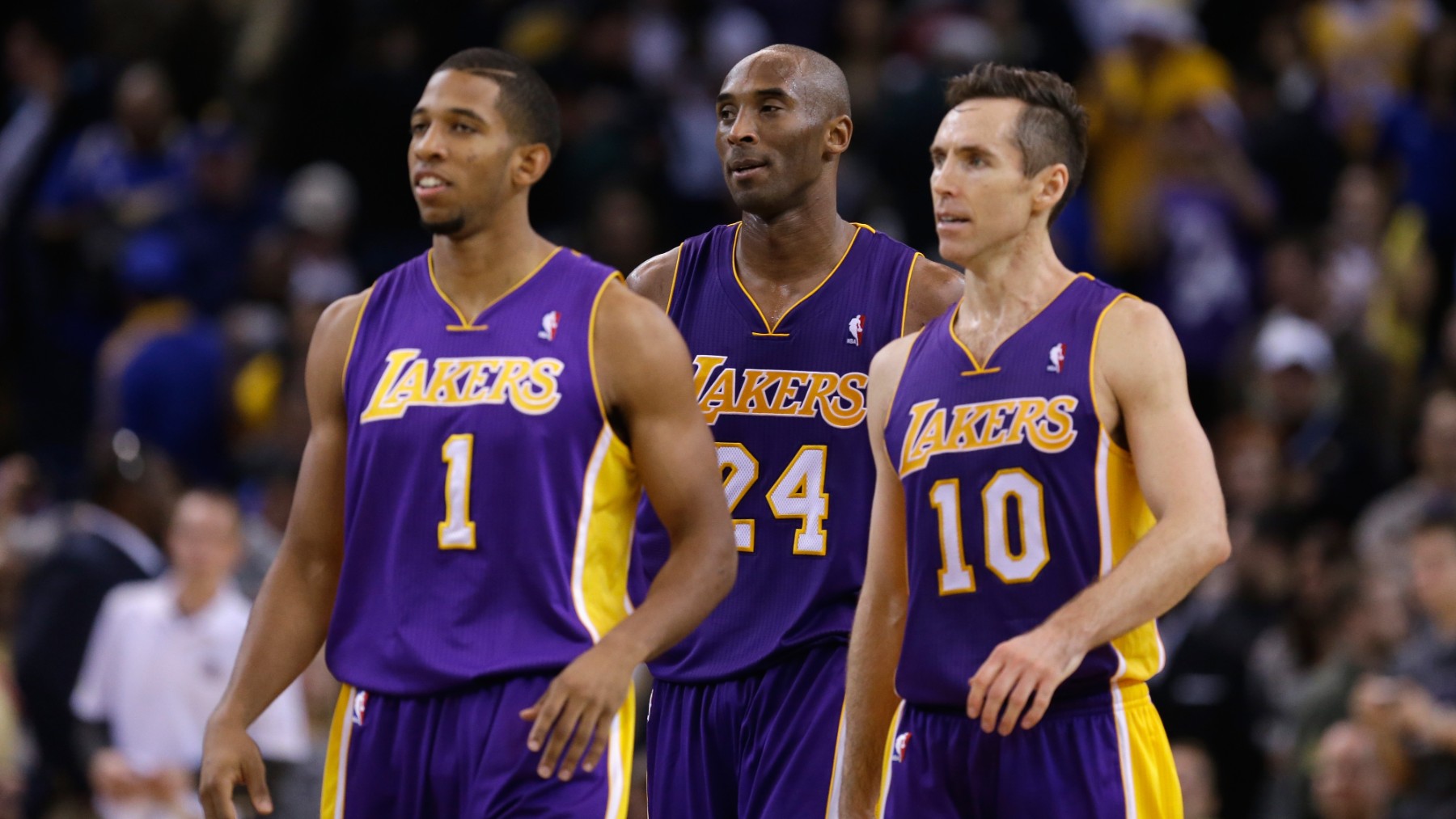 Darius Morris, a la izquierda de la foto, en su etapa en los Lakers con Bryant y Nash. (Getty)