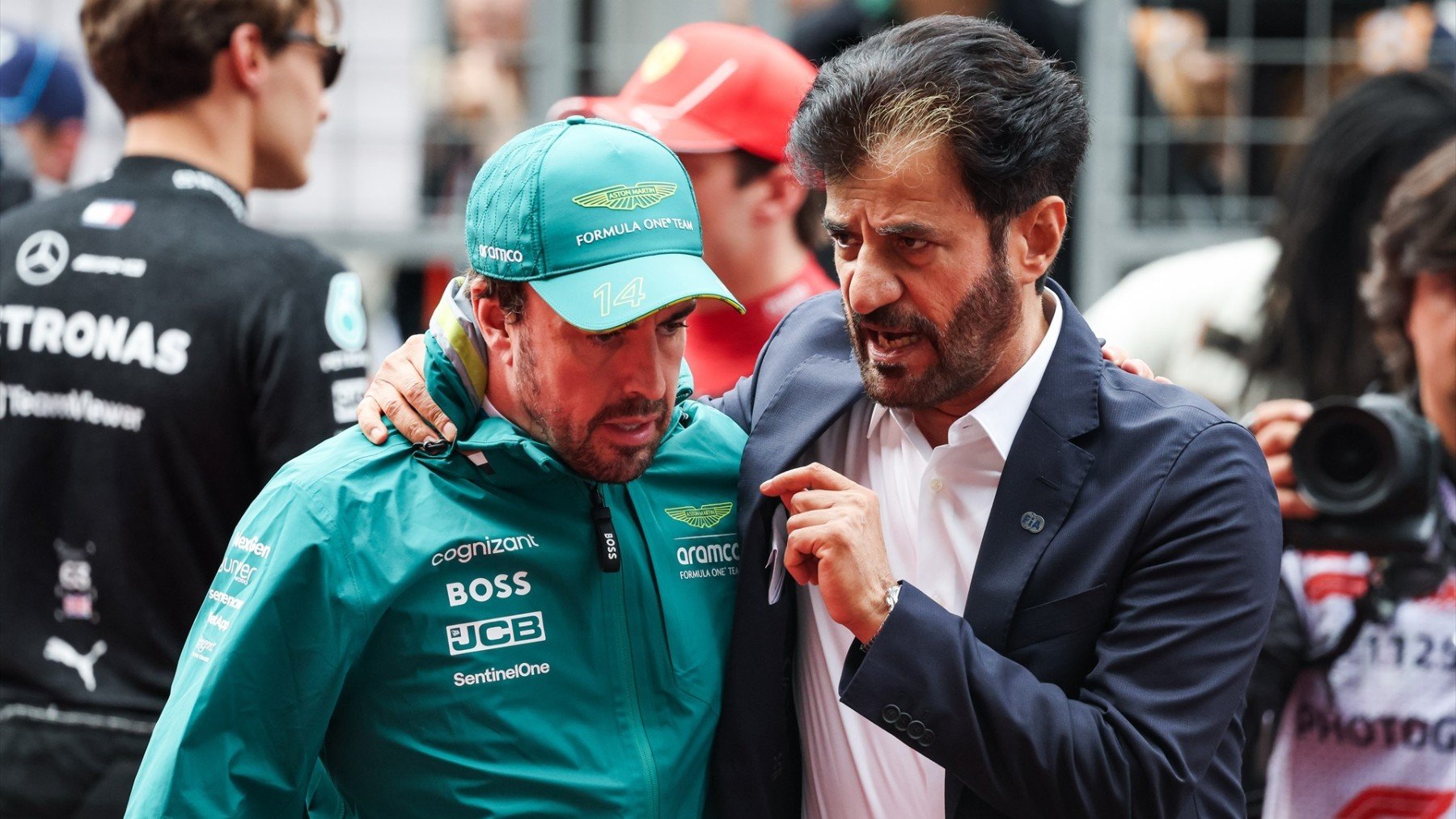 Fernando Alonso con Mohammed ben Sulayem, presidente de la FIA. (Europa Press)