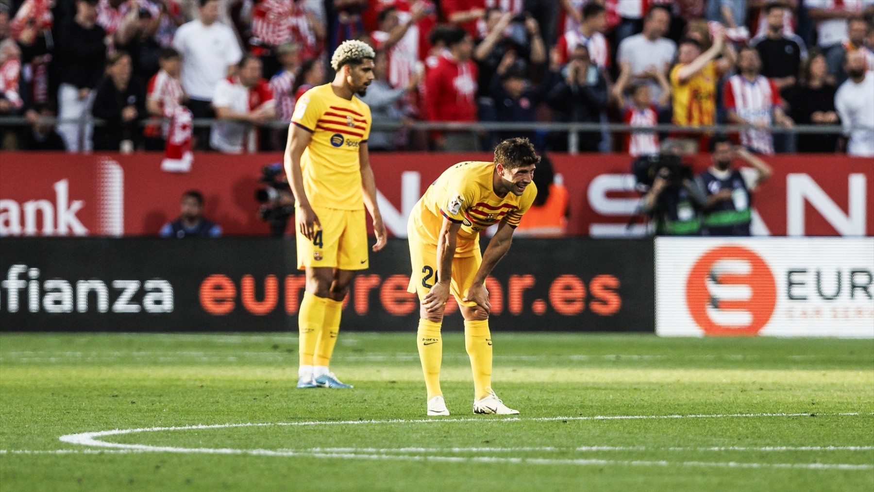 Sergi Roberto y Araujo en el partido ante el Girona. (Europa Press)