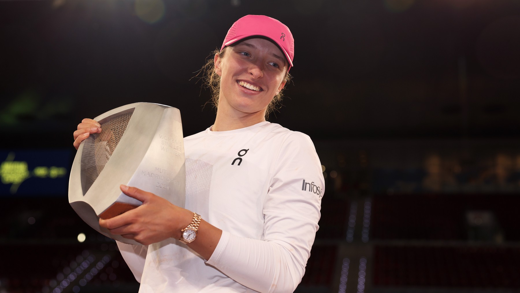 Iga Swiatek, con el trofeo del Mutua Madrid Open. (Getty)