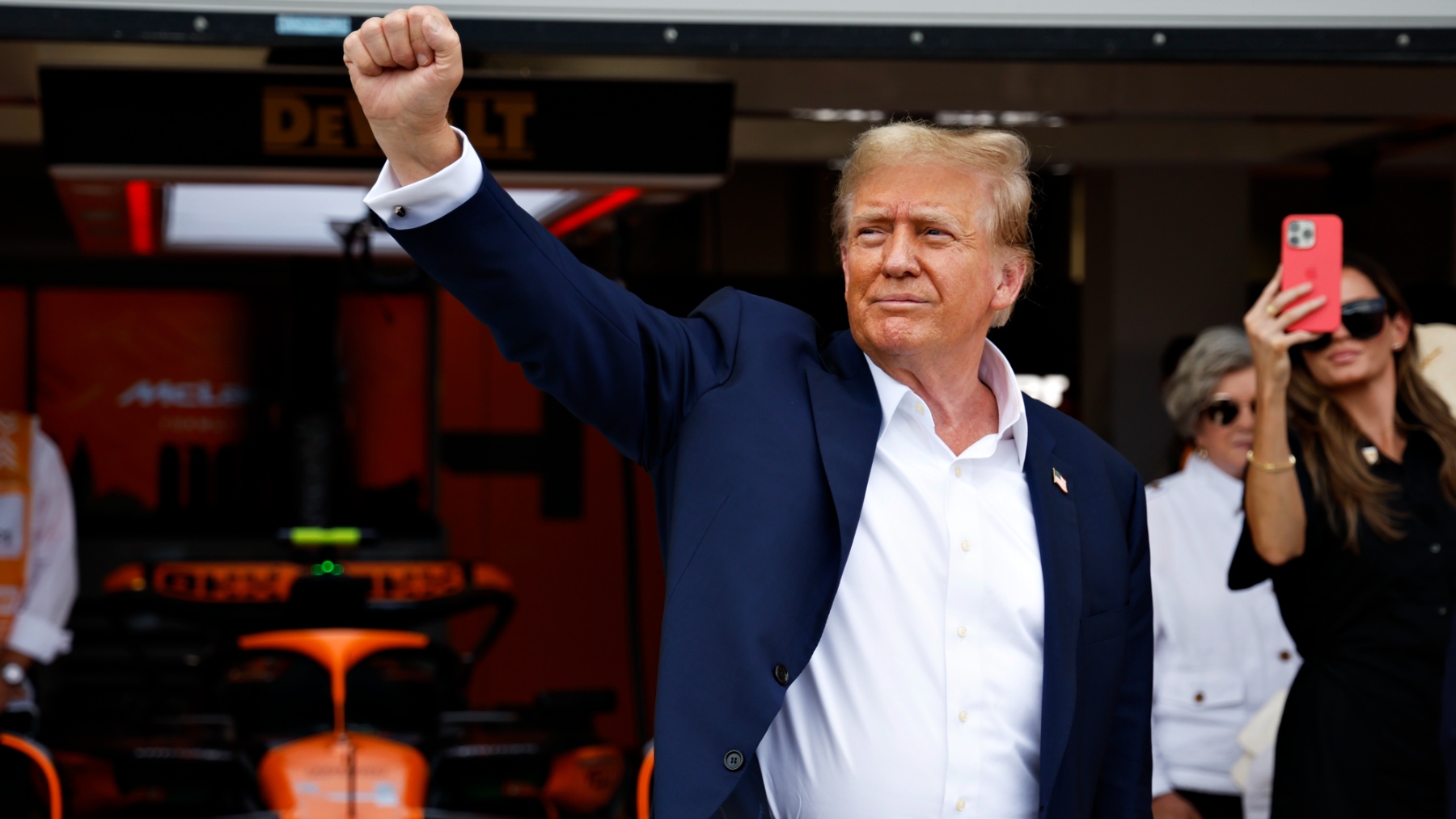Donald Trump en el box de McLaren. (Getty)
