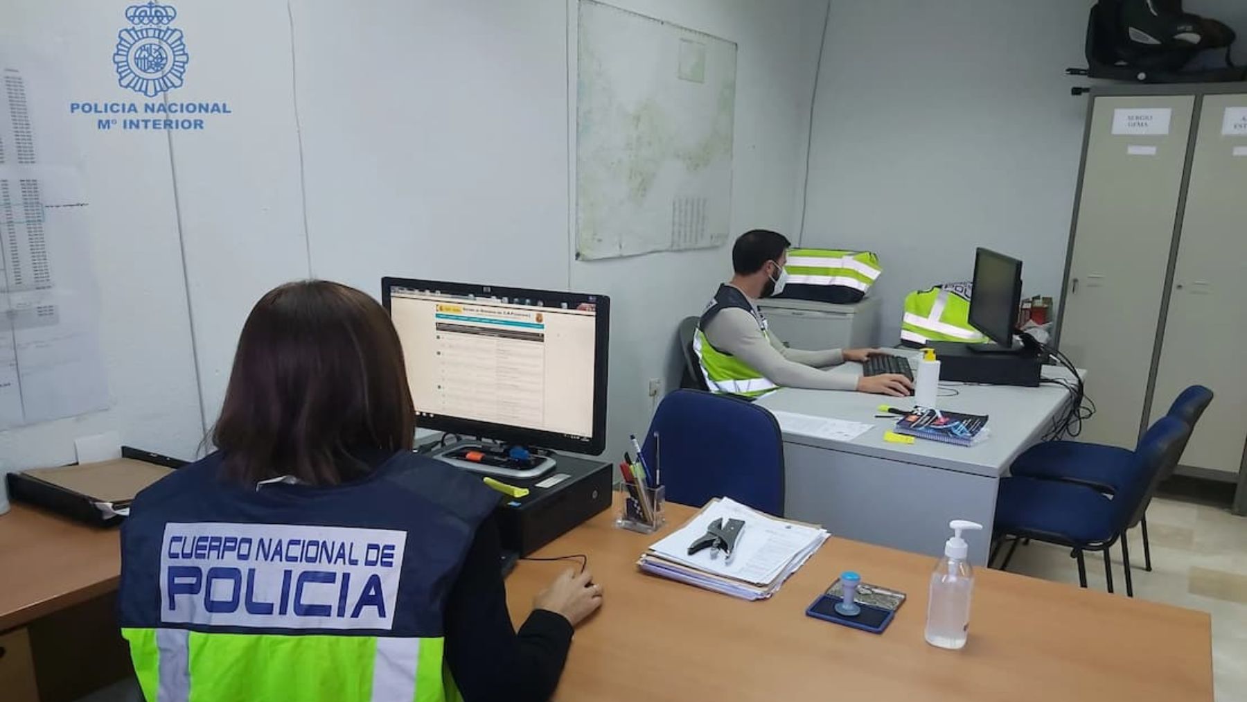 Dos agentes de la Unidad de Atención a la Mujer y la FAmilia de la Policía Nacional.