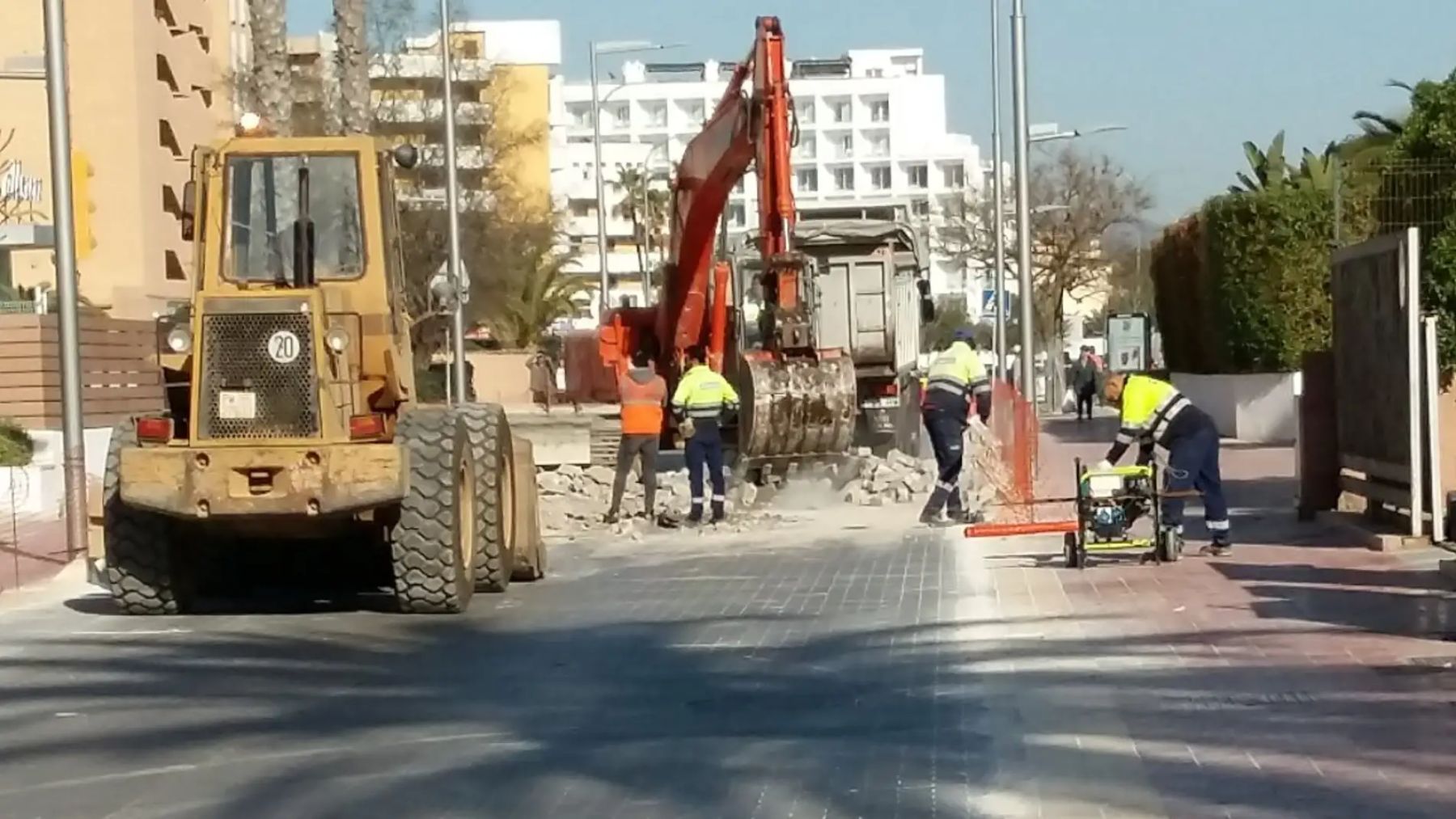 Trabajadores en una obra pública en la Playa de Palma.