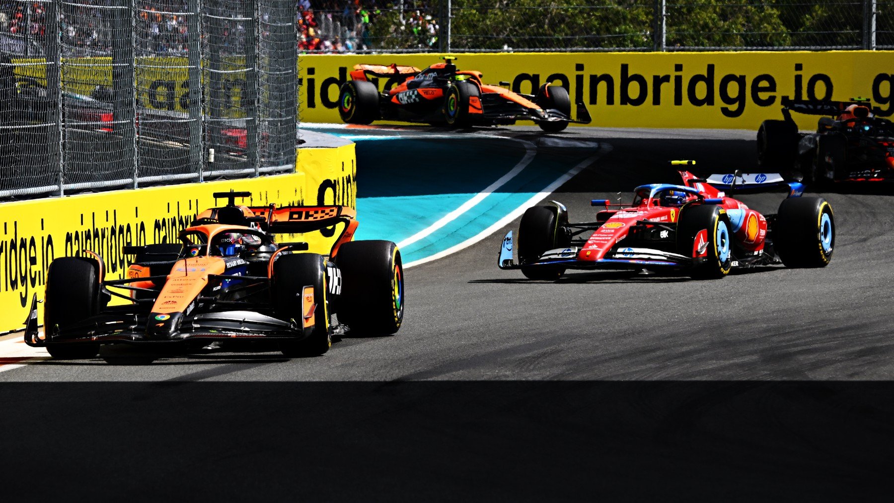 Carlos Sainz y Oscar Piastri durante el GP de Miami de F1. (Getty)